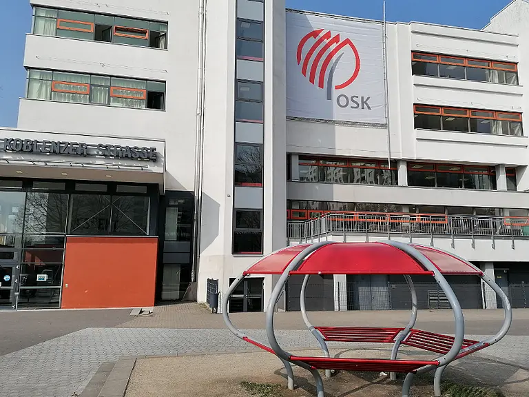 Das Gebäude von außen im Bereich des Eingangs